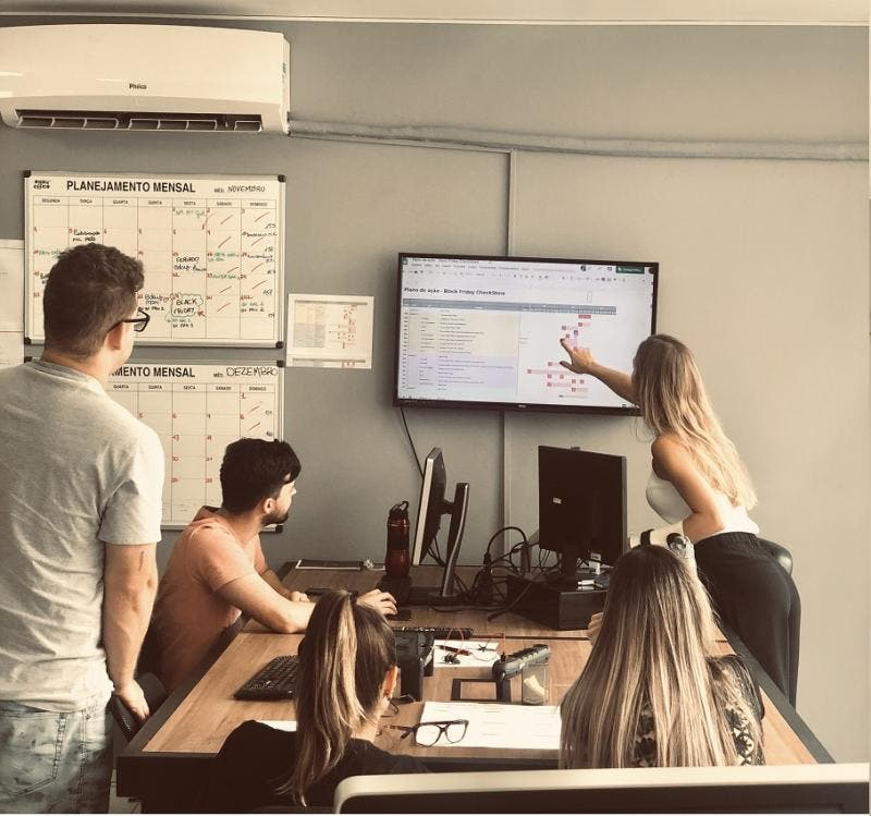 Colaboradores da Check Commerce trabalhando em um projeto